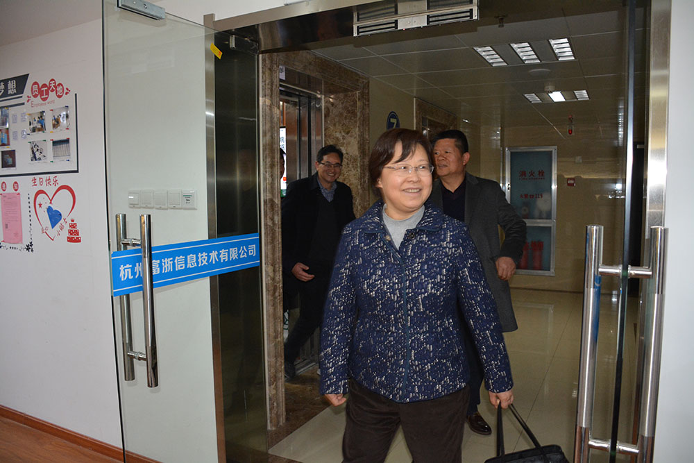 省委副秘書長、省檔案局局長劉蕓帶隊(duì)來公司開展“服務(wù)企業(yè)、服務(wù)群眾、服務(wù)基層“活動(dòng)1.jpg