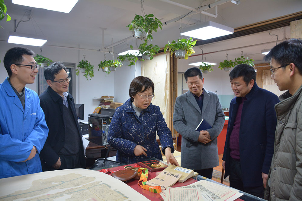 省委副秘書長、省檔案局局長劉蕓帶隊(duì)來公司開展“服務(wù)企業(yè)、服務(wù)群眾、服務(wù)基層“活動(dòng)2.jpg